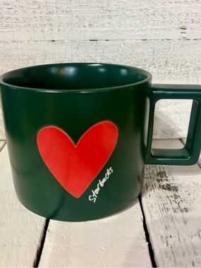 NWT Starbucks 2026 Valentine's Day Red Heart 14oz Green Ceramic Mug 14oz 414mL
